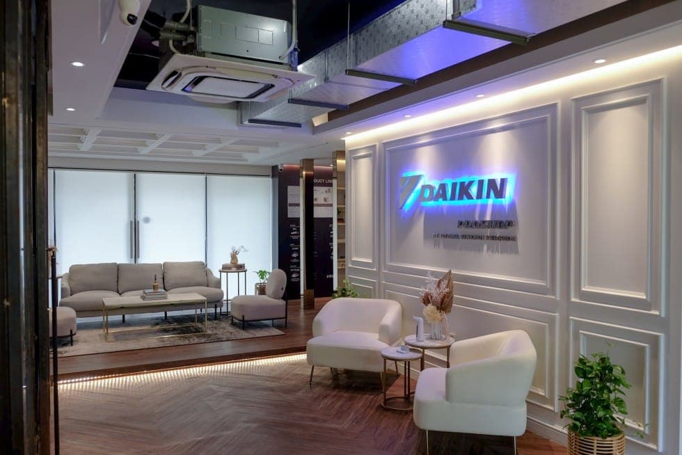 Tim profesional PT. Genba Inti Solusindo di Daikin Proshop